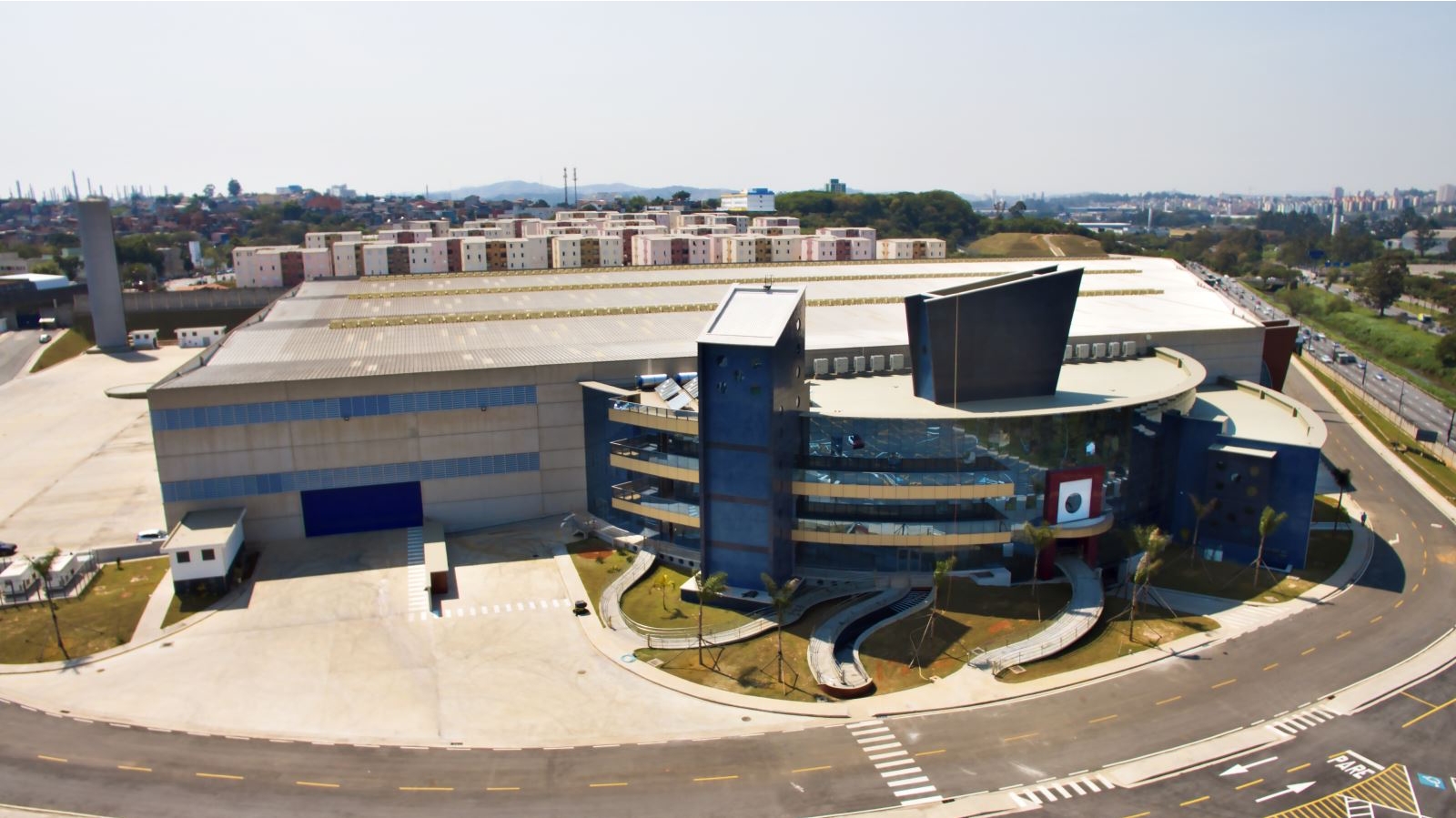Royce Connect III, em Santo André (SP). Com área construída de 43.277 m², o projeto constitui-se de um galpão para armazenamento e um edifício administrativo multipavimentos.