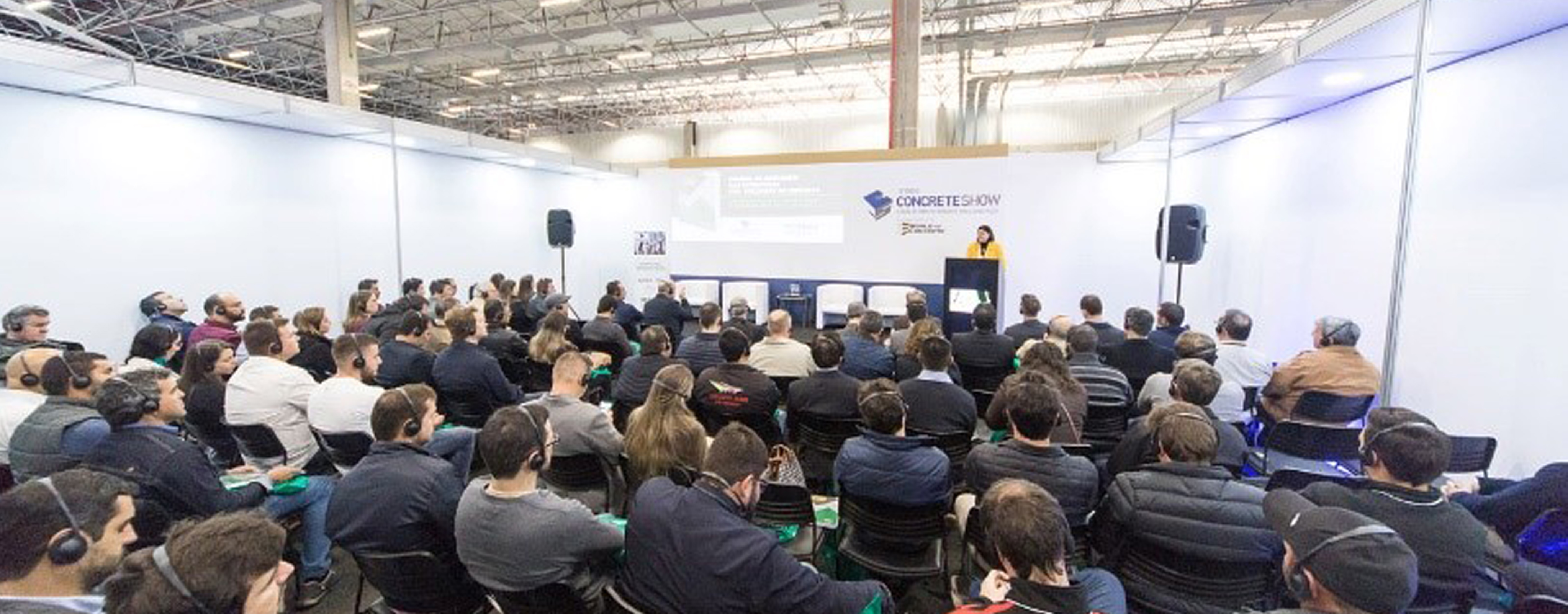 Íria Doniak, presidente executiva da Abcic faz abertura e moderação dos debates durante lançamento do Manual de Montagem de Estruturas Pré-Moldadas de Concreto