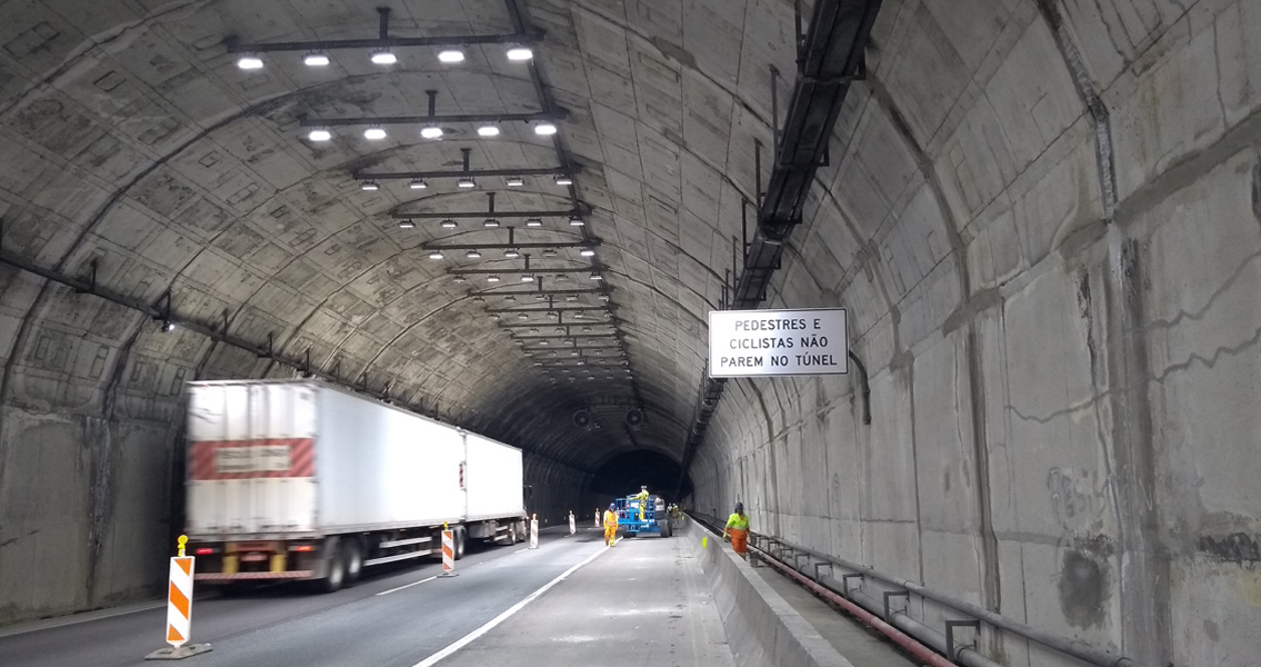 O Túnel Morro do Boi, na BR-101, possui cerca de 1km de extensão, com 14,2m de largura e 5,5m de altura.