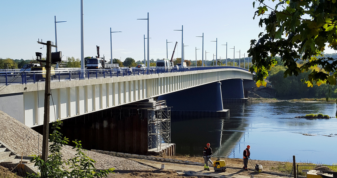 Concluída no fim de 2015, a ponte Panemune é a principal ligação entre os dois maiores distritos de Kaunas, a segunda maior cidade da Lituânia, país ao Norte da Europa.