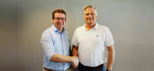 Aperto de mão entre os dois diretores da recém-fundada empresa MC-Bauchemie Danmark ApS: Walter Devue (à esquerda) e Klaus Lebæk (à direita).